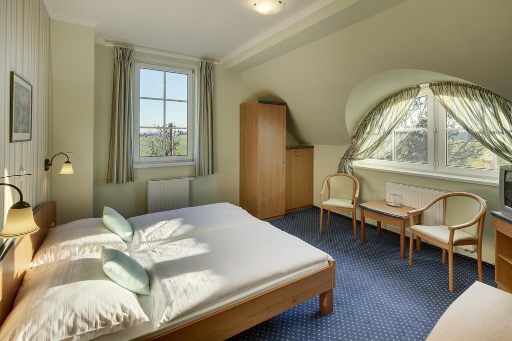 Hotel Kolonie Krivoklat Phòng bức ảnh